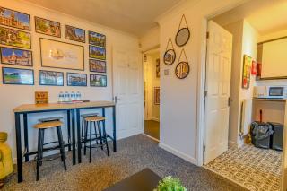 Spacious Two Bedroom in Chester by Eason Stays Ideal for Weekend Getaways & Business Travellers - with Free parking! - Chester - 2