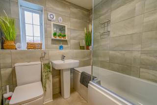 Spacious Two Bedroom in Chester by Eason Stays Ideal for Weekend Getaways & Business Travellers - with Free parking! - Chester - 1