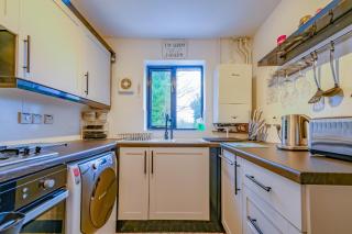 Spacious Two Bedroom in Chester by Eason Stays Ideal for Weekend Getaways & Business Travellers - with Free parking! - Chester - 9