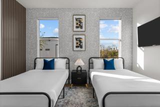 Lux Retreat, 2mi Downtown, Rooftop, Mini-Golf, Fireplace, Office, Spacious - Houston - 3