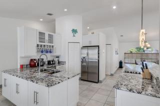 Gorgeous 4BR Lakefront Villa with Heated Pool - Fort Myers - 6