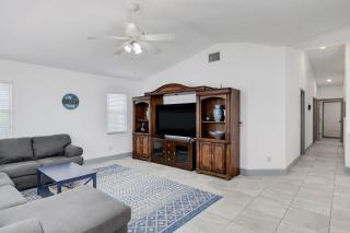 Gorgeous 4BR Lakefront Villa with Heated Pool - Fort Myers - 3