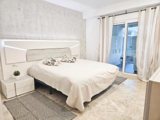 Pass the Keys Spacious 4-Bed Home with Jacuzzi BBQ - Marbella - 6