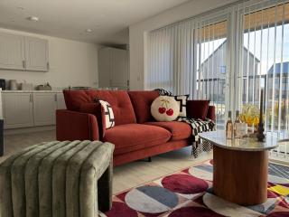 Modern & Elegant with Free Parking & Balcony - Cambourne - 0