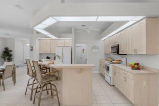 Heated Pool, Game Room with Pool Table, Ping-Pong - Paradise on 8th - Roelens - 1