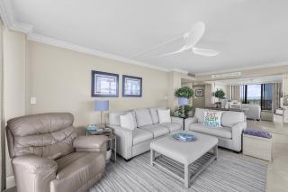 Front beachfront condo with pool, fitness and grills - 7