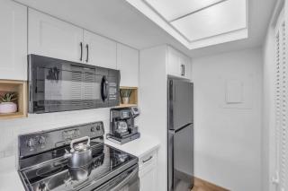 Remodeled Luxury Condo with Lake Views - Naples - 1