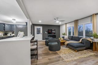 Your Unique Stay by the Tracks by LCP Collection - Oswego - 7