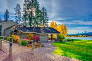 Black Butte Manor Bordering Forest - 3