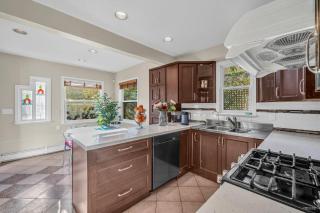 Cozy Dunbar 5 Beds Home with Views, Near UBC, DT, YVR - 1