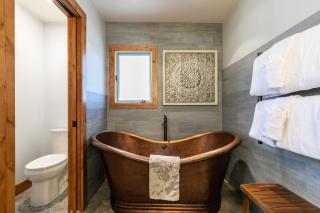 Tahoe Dreamer by Tahoe Getaways - Pet Friendly 4 BR Gated Home w Fenced Yard, Game Room & Walk to Lake! - Carnelian Bay - 3