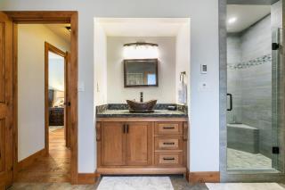 Tahoe Dreamer by Tahoe Getaways - Pet Friendly 4 BR Gated Home w Fenced Yard, Game Room & Walk to Lake! - Carnelian Bay - 2