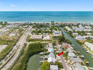 Stunning Waterfront Pool Home Walk to Beach & Restaurants Large Private Pool - 4