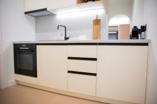 G&H Acropolis Stays! Iconic Views, Stylish Comfort - 4