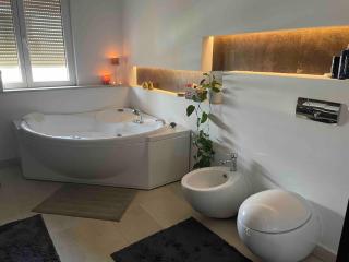 Luxury spacious flat with a lovely terrace - Tirana - 2