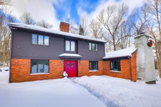 5 Mi to Skiing Home with Hot Tub and Patio! - Killington - 0