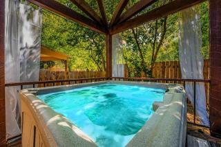 Kay Street Bungalow - Hot Tub Fire Place & Close to Main - Fredericksburg - 0