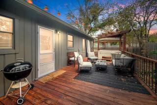 Kay Street Bungalow - Hot Tub Fire Place & Close to Main - Fredericksburg - 8