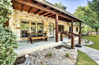 Kay Street Bungalow - Hot Tub Fire Place & Close to Main - Fredericksburg - 3