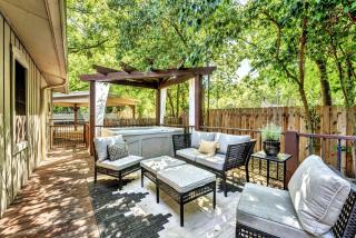 Kay Street Bungalow - Hot Tub Fire Place & Close to Main - Fredericksburg - 2