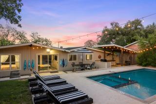 Schatzi Haus - Theater Room Pool Close to Main - Fredericksburg - 5