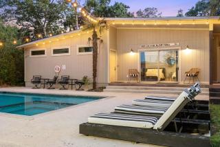 Schatzi Haus - Theater Room Pool Close to Main - Fredericksburg - 8