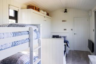 Quarterlands Glamping, Shepherds hut Bracken - 7