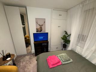 Cozy Double Room in North London with Great Transport Links - - 4