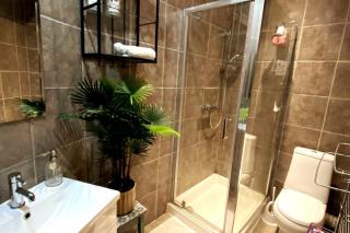 Cosy and Stylish Home with Balcony - Long Stays Welcome - London - 4