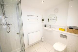 Stylish 4 Bedroom House, Sleeps 7, Free Parking & Wi-FI - Manchester - 3