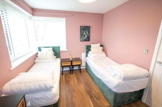 Bright 4 Bedroom House, Sleeps 7, Free Parking and WiFi - 7