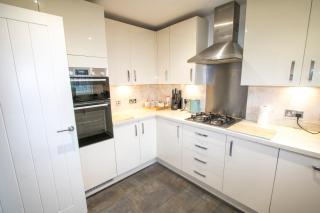 Luxury 4 Bedroom House, Sleeps 7, Free Parking & WiFi - 6