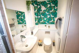 Bright 4 Bedroom House, Sleeps 7, Free Parking and WiFi - 5