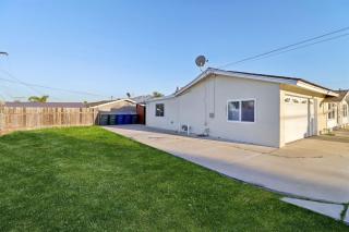 Entire Private 4-Bedroom Home w Gated Yard, Parking, King Bed, Available Now - Spring Valley - 5