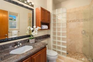 Lake Sammamish Luxurious Waterfront Home -With Hot Tub - Bellevue - 5
