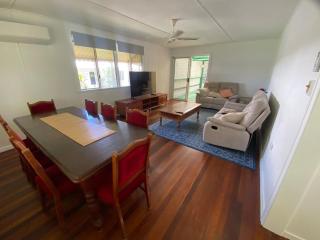 Beach side, air conditioned, 3 bedroom cottage - Urangan - 9