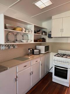 Beach side, air conditioned, 3 bedroom cottage - Urangan - 7