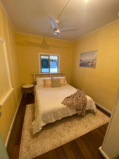Beach side, air conditioned, 3 bedroom cottage - Urangan - 5