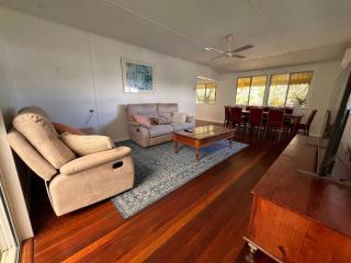 Beach side, air conditioned, 3 bedroom cottage - Urangan - 2