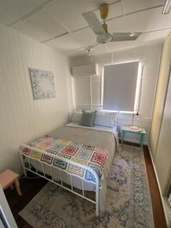 Beach side, air conditioned, 3 bedroom cottage - Urangan - 1