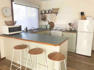 Sonnys At Robe 350m to Long Beach Coastal Getaway Pet Friendly Two bedroom Home - Robe - 3