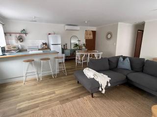 Sonnys At Robe 350m to Long Beach Coastal Getaway Pet Friendly Two bedroom Home - Robe - 4