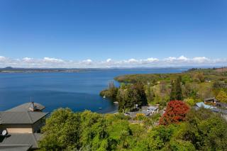 Taupo Lake House With Breathtaking Panoramic Views - Taupo - 4
