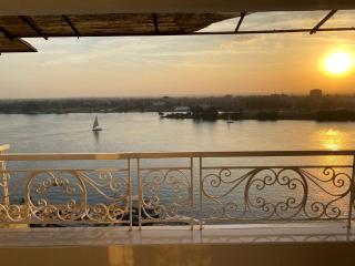برج الياسمين امام البلو نايل علي النيل - Cairo - 0