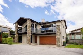 Magical Lake and Mountain Views - Wanaka - 0