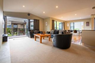 Magical Lake and Mountain Views - Wanaka - 1