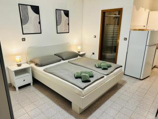 Studio Apartment near Beach Petrčane - Quiet & Central - Unit 3 - 5
