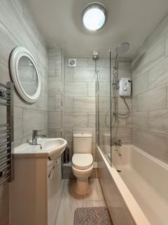 The Airport Flat - Newly Renovated & FREE Parking - 5