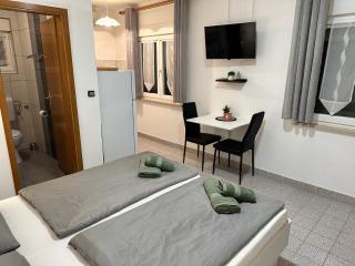 Studio Apartment near Beach Petrčane - Quiet & Central - Unit 1 - 2