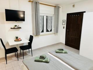 Studio Apartment near Beach Petrčane - Quiet & Central - Unit 1 - 6